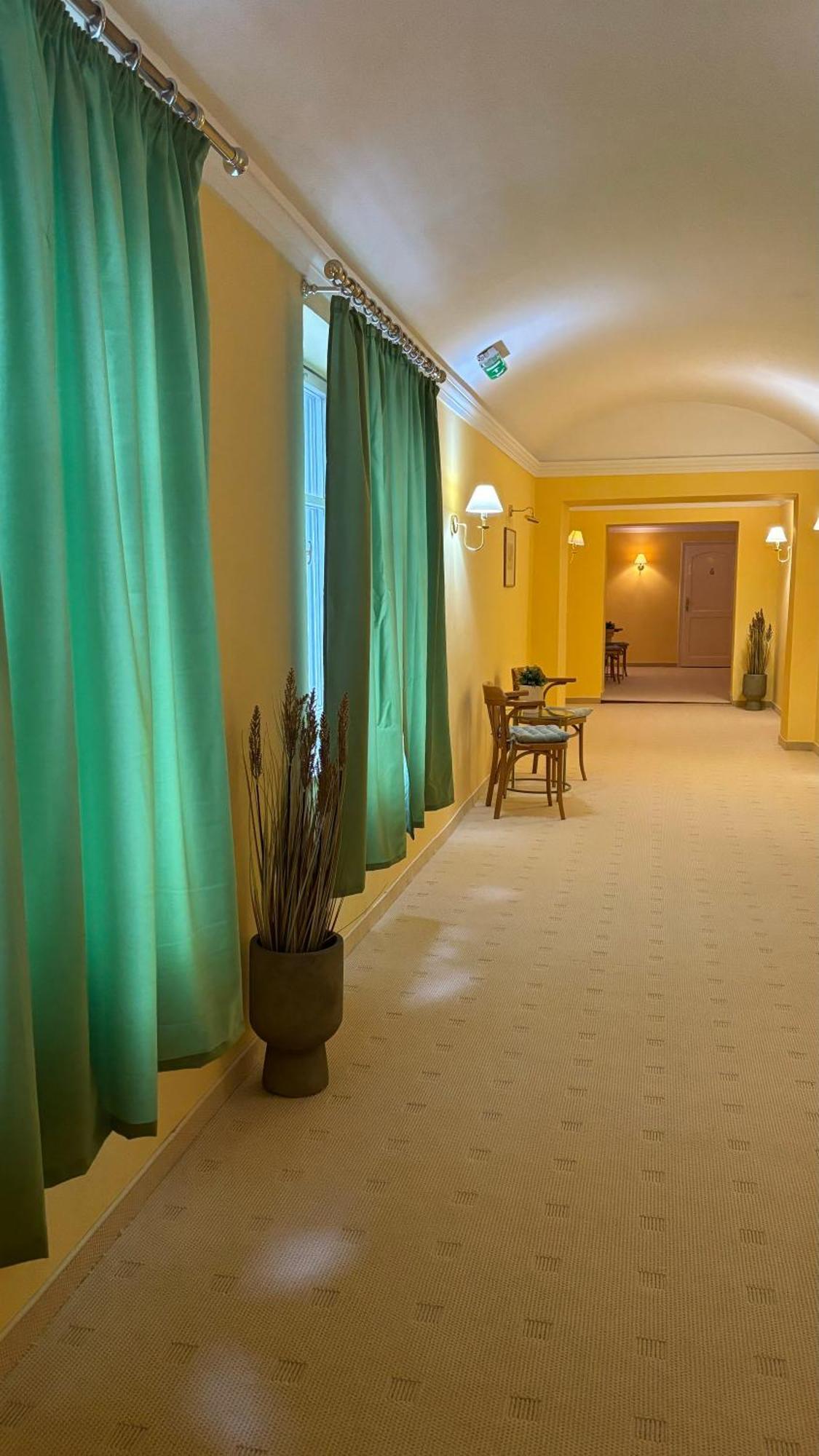 Korona Hotel นีเรกฮาซา ภายนอก รูปภาพ