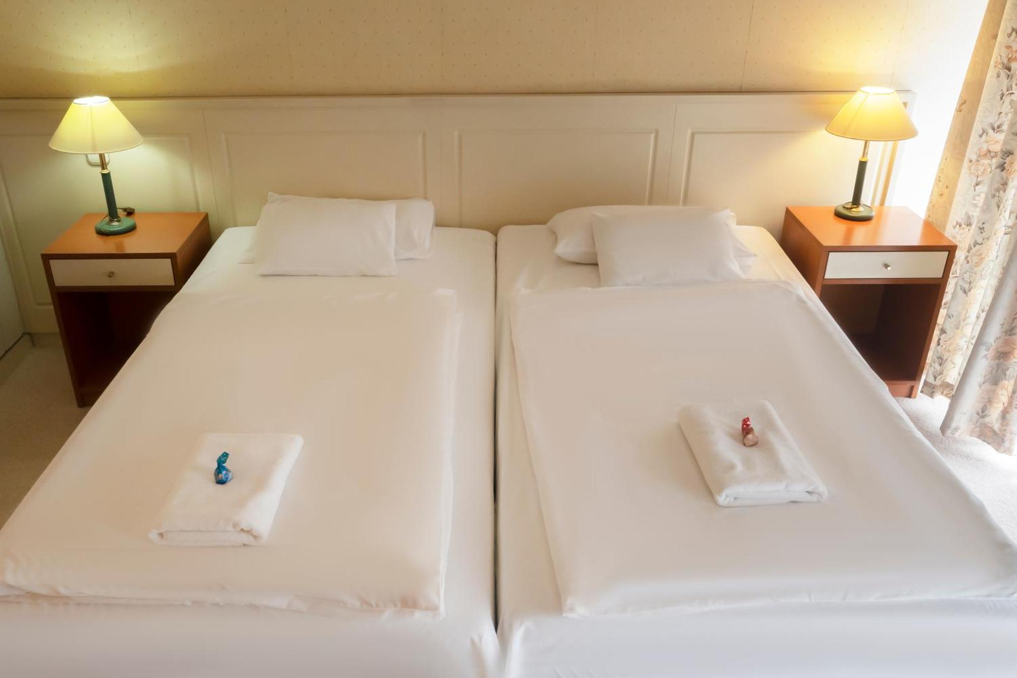 Korona Hotel นีเรกฮาซา ภายนอก รูปภาพ