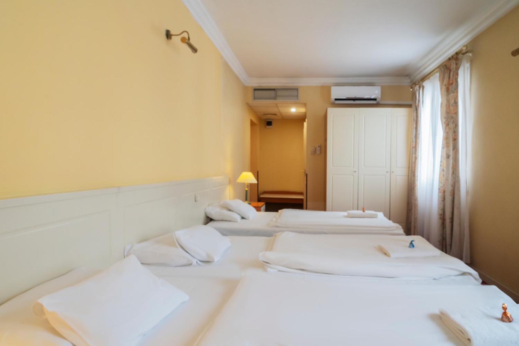 Korona Hotel นีเรกฮาซา ภายนอก รูปภาพ