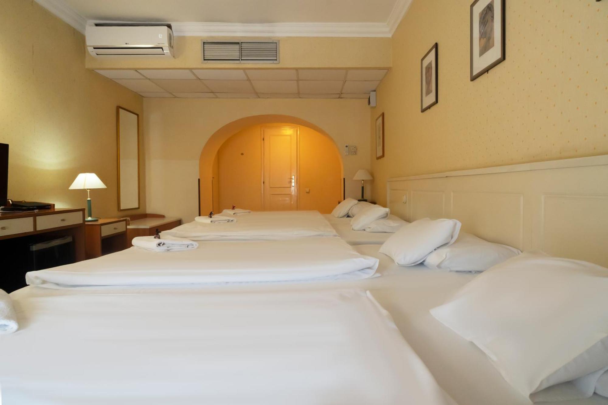 Korona Hotel นีเรกฮาซา ภายนอก รูปภาพ