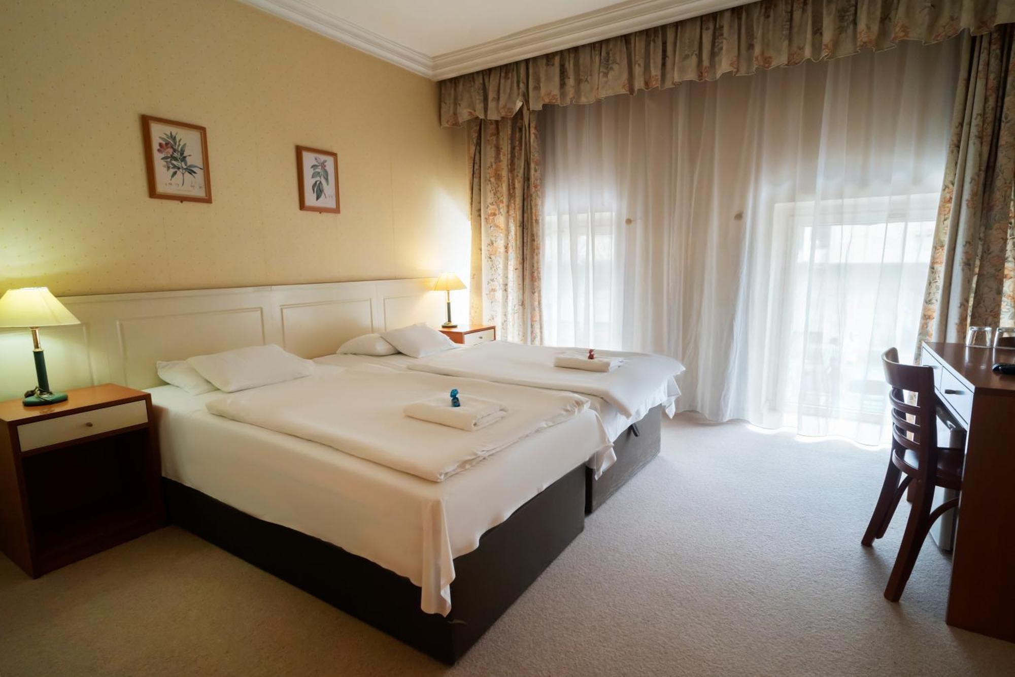 Korona Hotel นีเรกฮาซา ภายนอก รูปภาพ