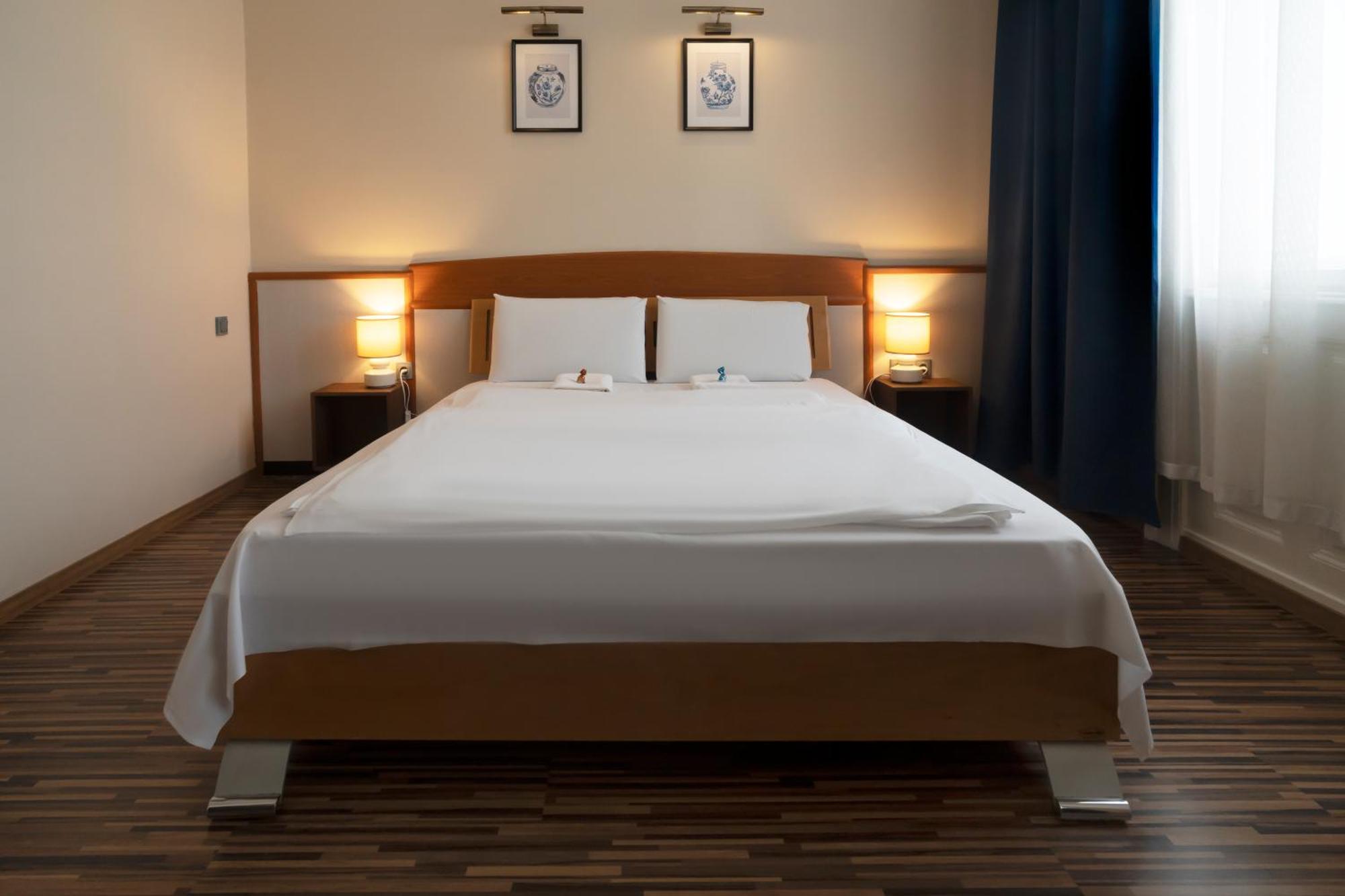 Korona Hotel นีเรกฮาซา ภายนอก รูปภาพ