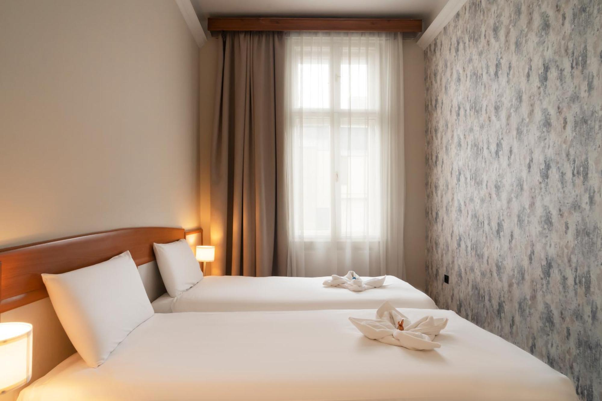 Korona Hotel นีเรกฮาซา ภายนอก รูปภาพ