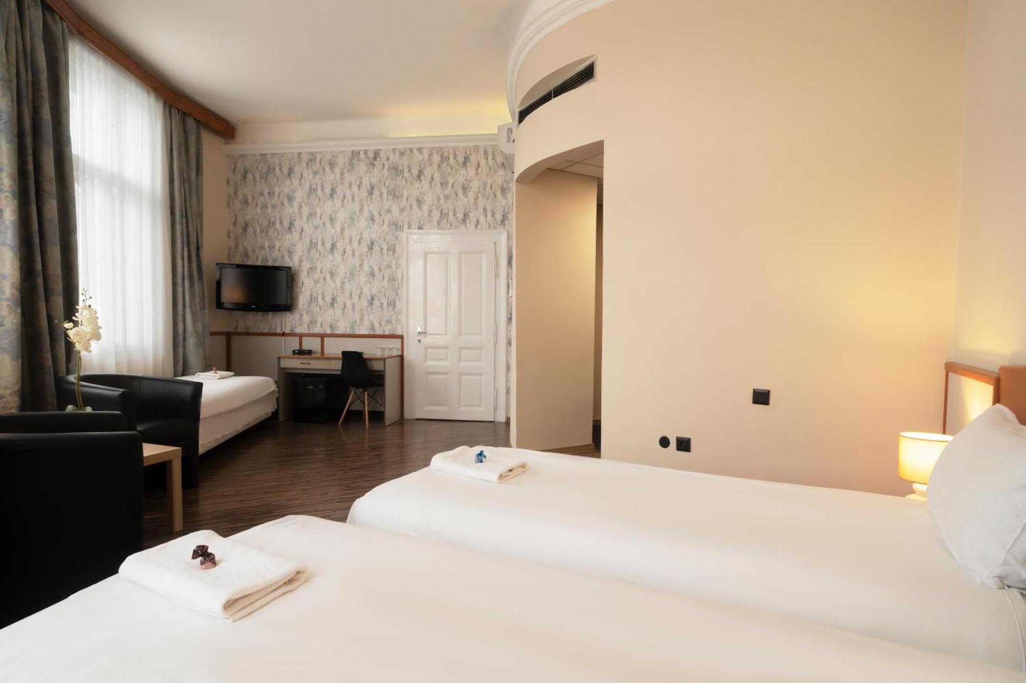 Korona Hotel นีเรกฮาซา ภายนอก รูปภาพ