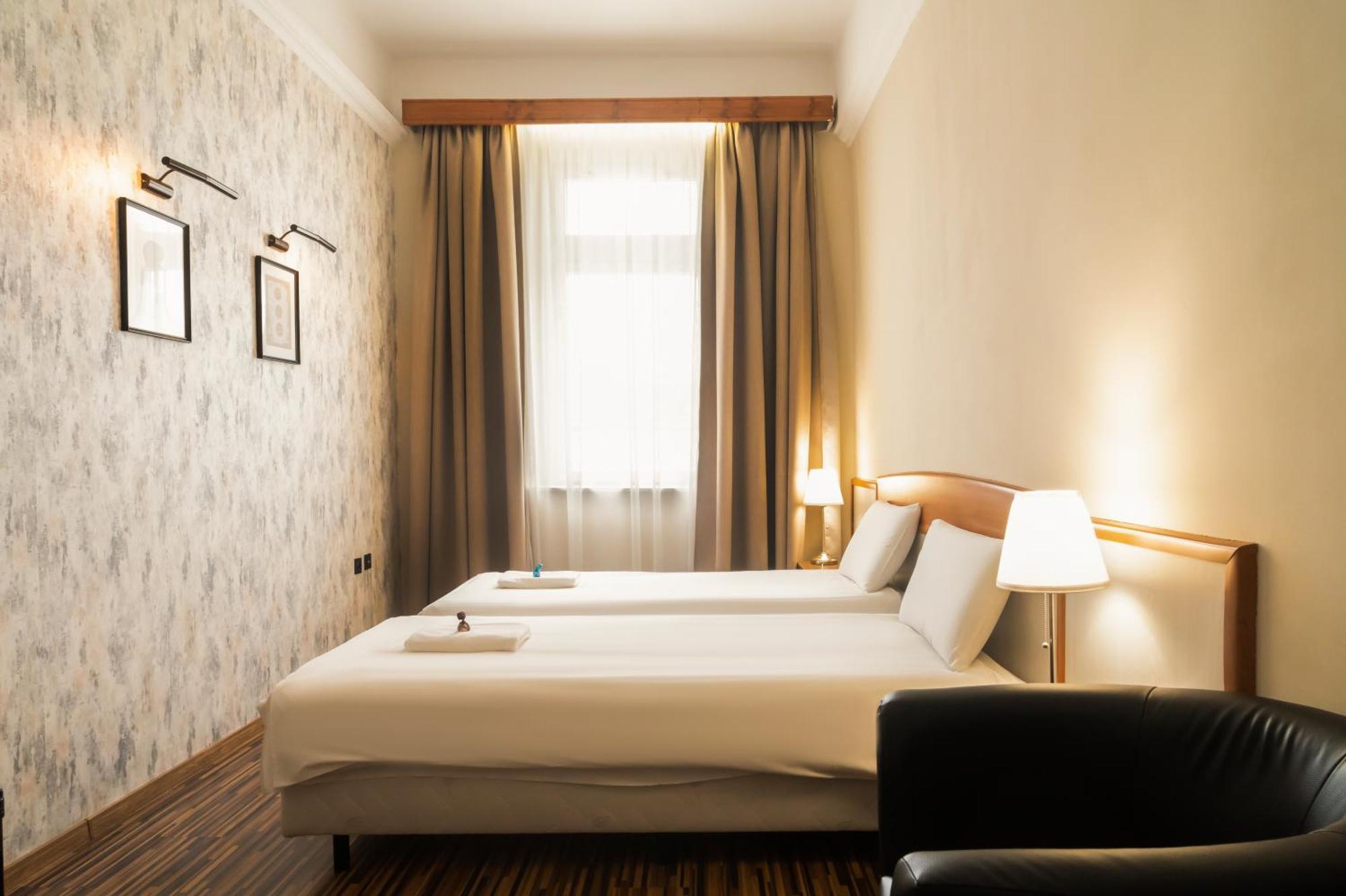 Korona Hotel นีเรกฮาซา ภายนอก รูปภาพ