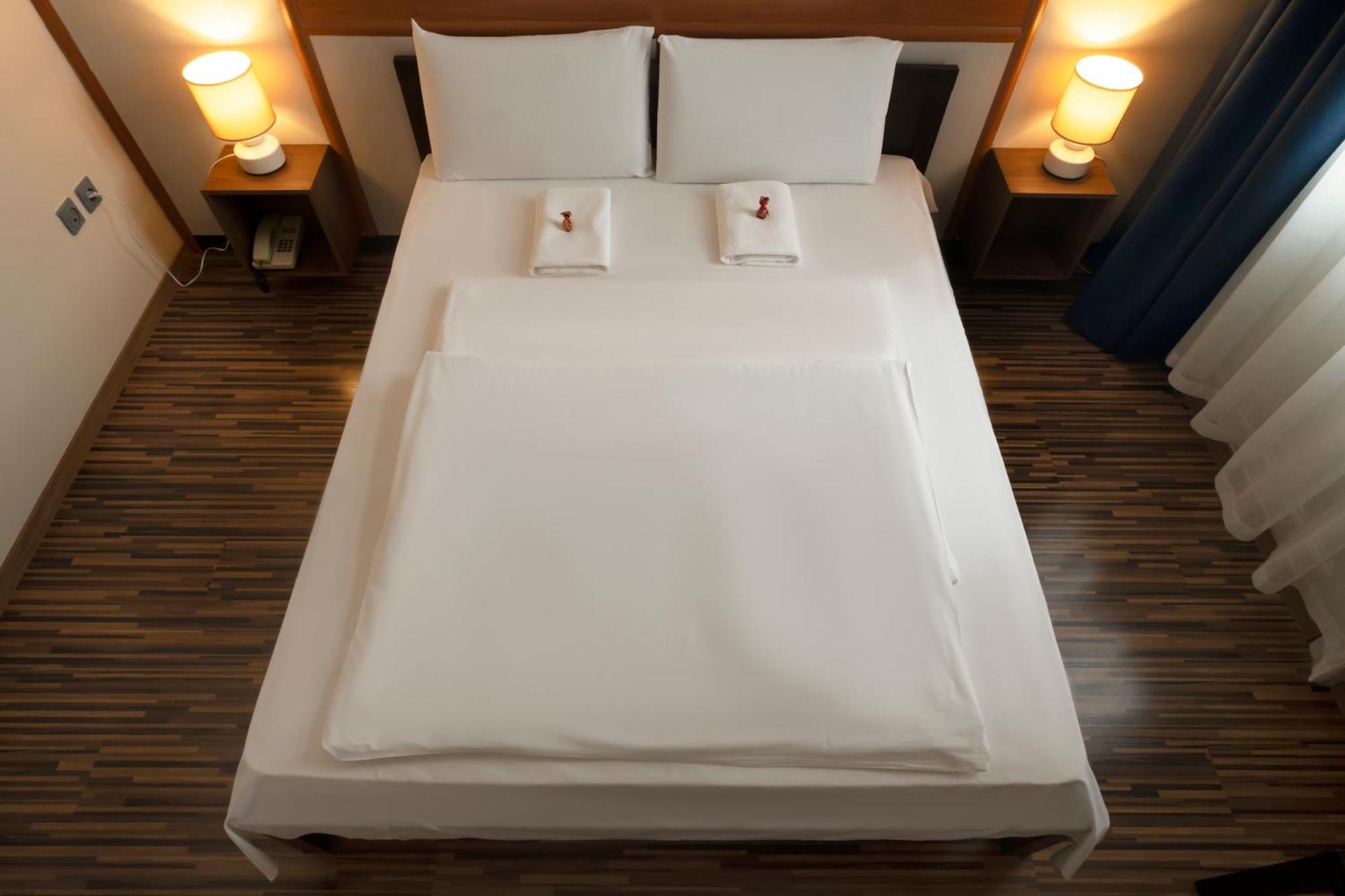 Korona Hotel นีเรกฮาซา ภายนอก รูปภาพ