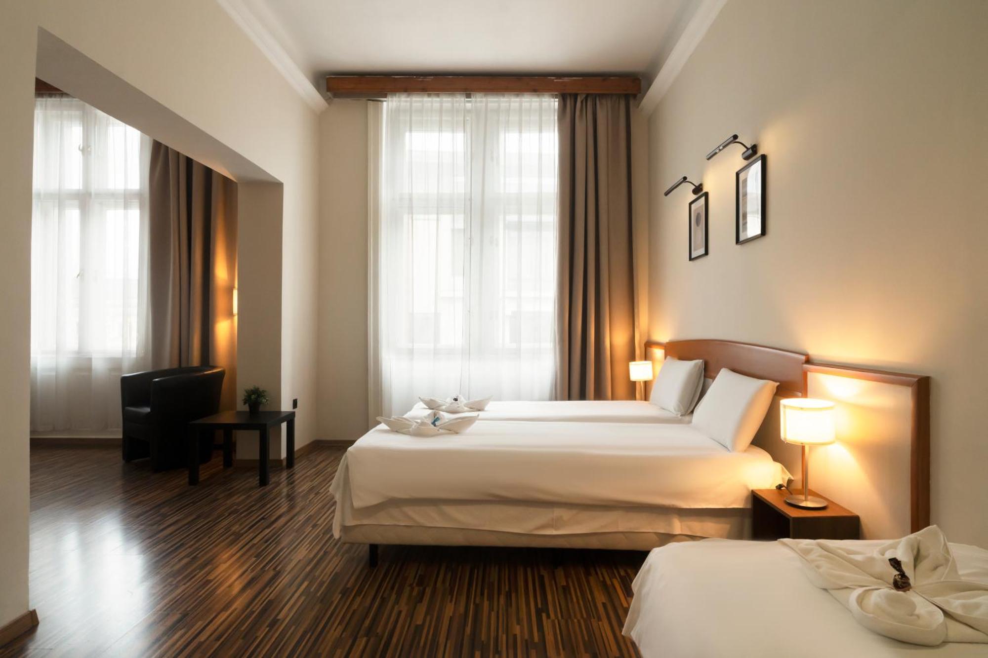 Korona Hotel นีเรกฮาซา ภายนอก รูปภาพ