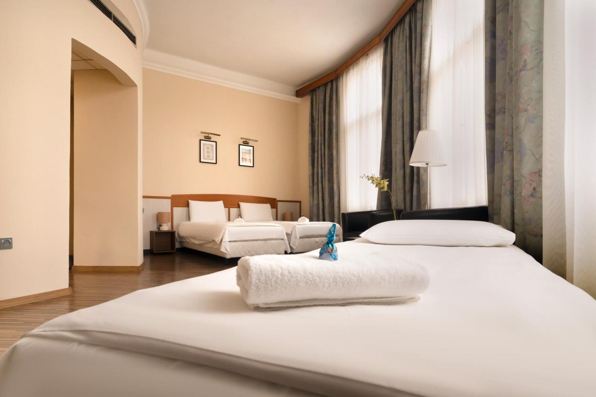 Korona Hotel นีเรกฮาซา ภายนอก รูปภาพ