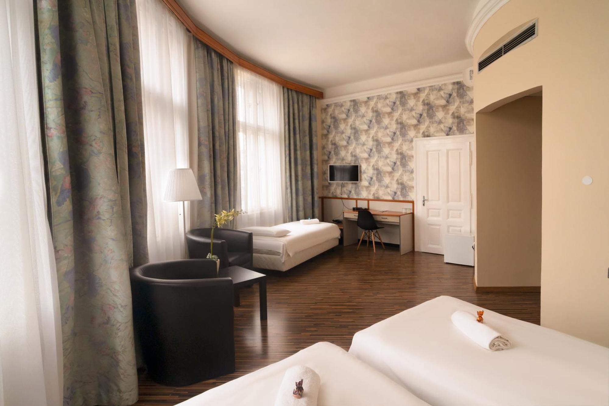 Korona Hotel นีเรกฮาซา ภายนอก รูปภาพ