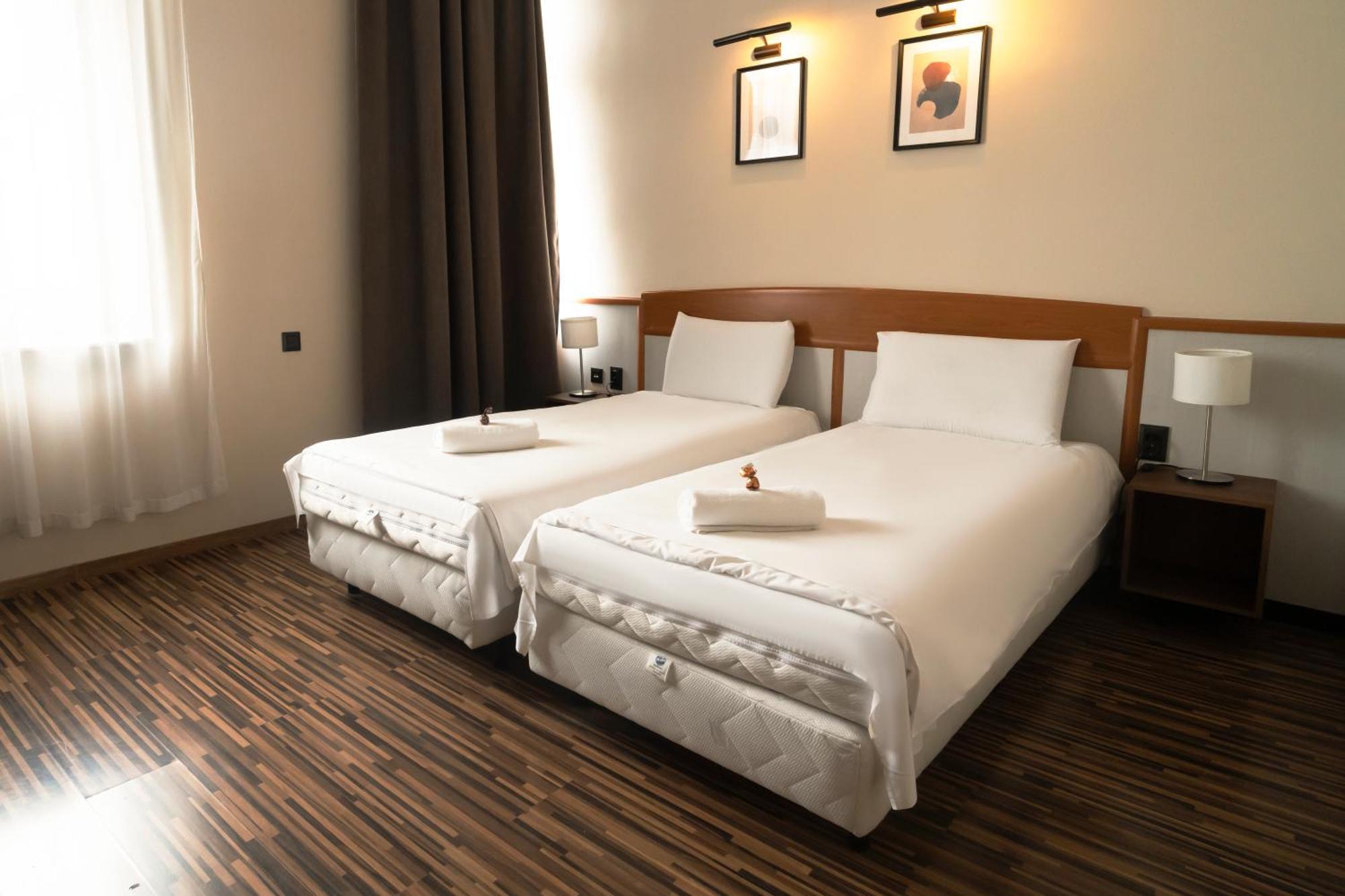 Korona Hotel นีเรกฮาซา ภายนอก รูปภาพ