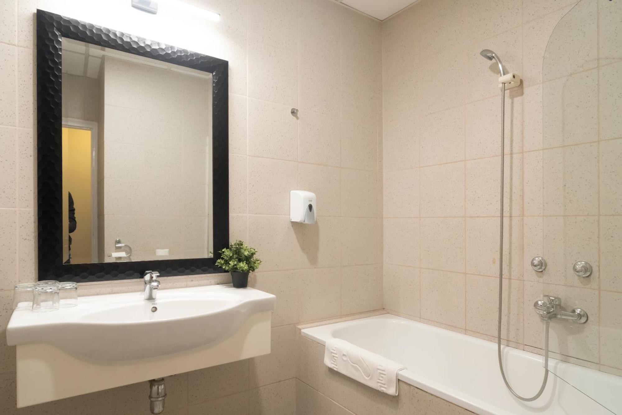 Korona Hotel นีเรกฮาซา ภายนอก รูปภาพ