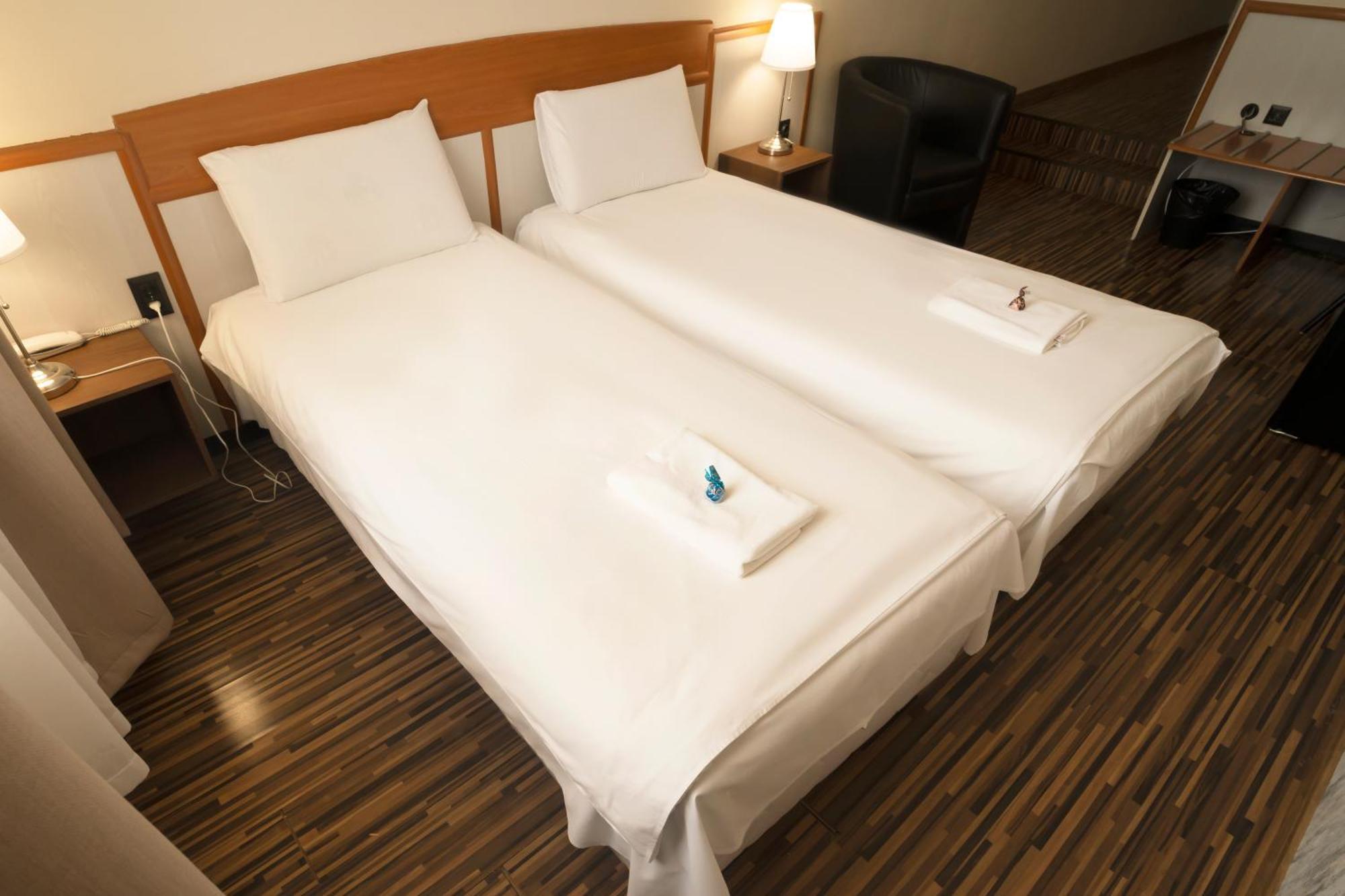 Korona Hotel นีเรกฮาซา ภายนอก รูปภาพ