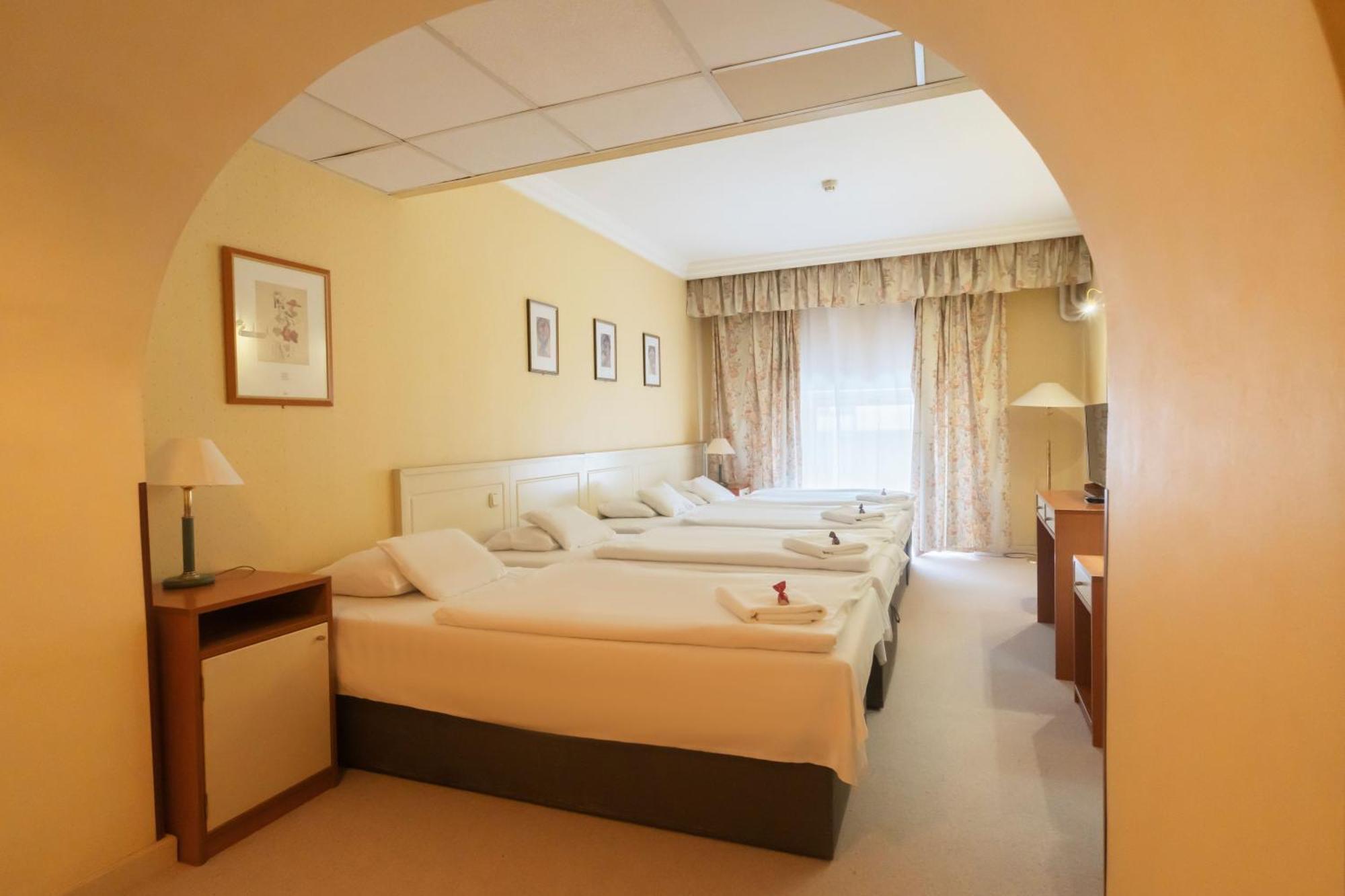 Korona Hotel นีเรกฮาซา ภายนอก รูปภาพ