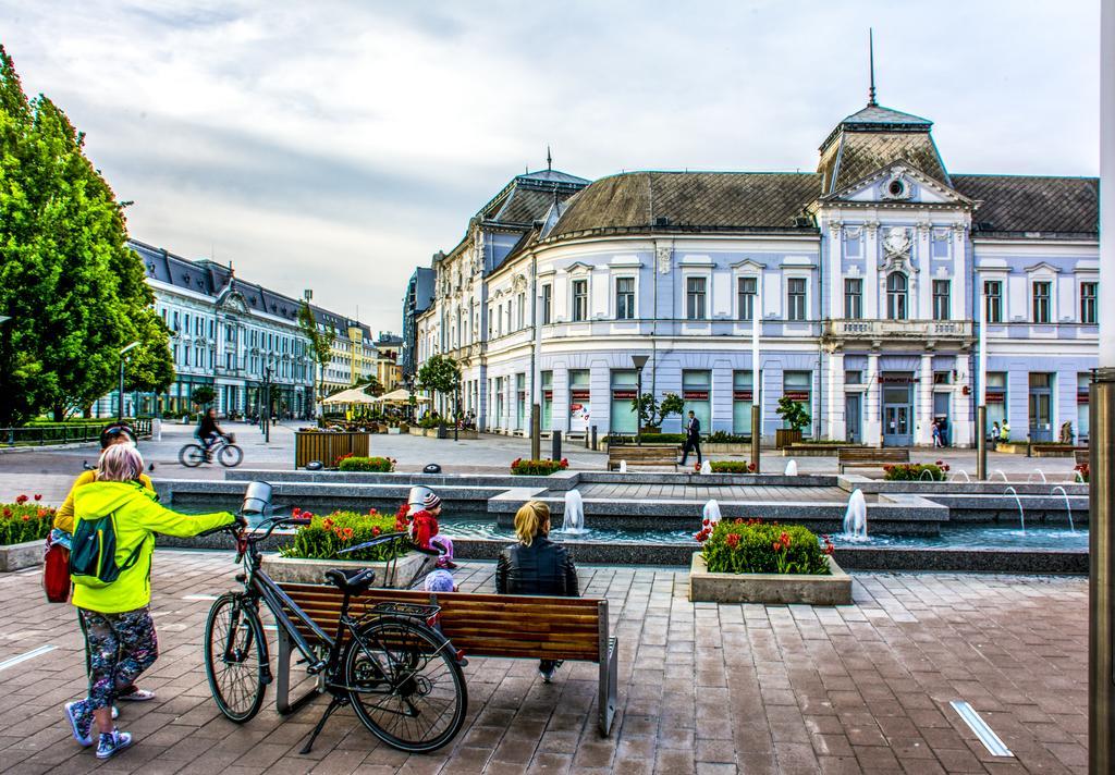 Korona Hotel นีเรกฮาซา ภายนอก รูปภาพ
