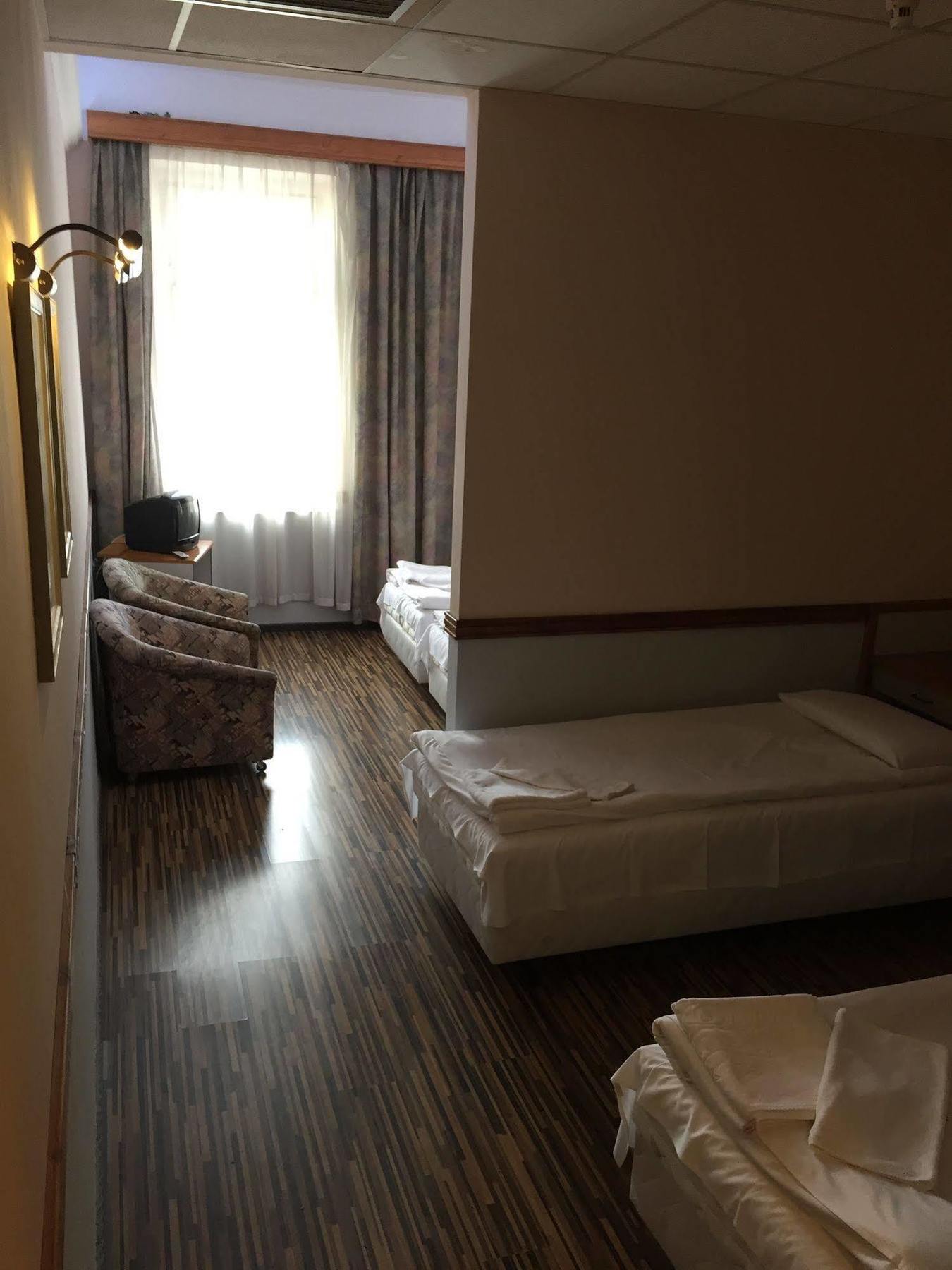 Korona Hotel นีเรกฮาซา ภายนอก รูปภาพ