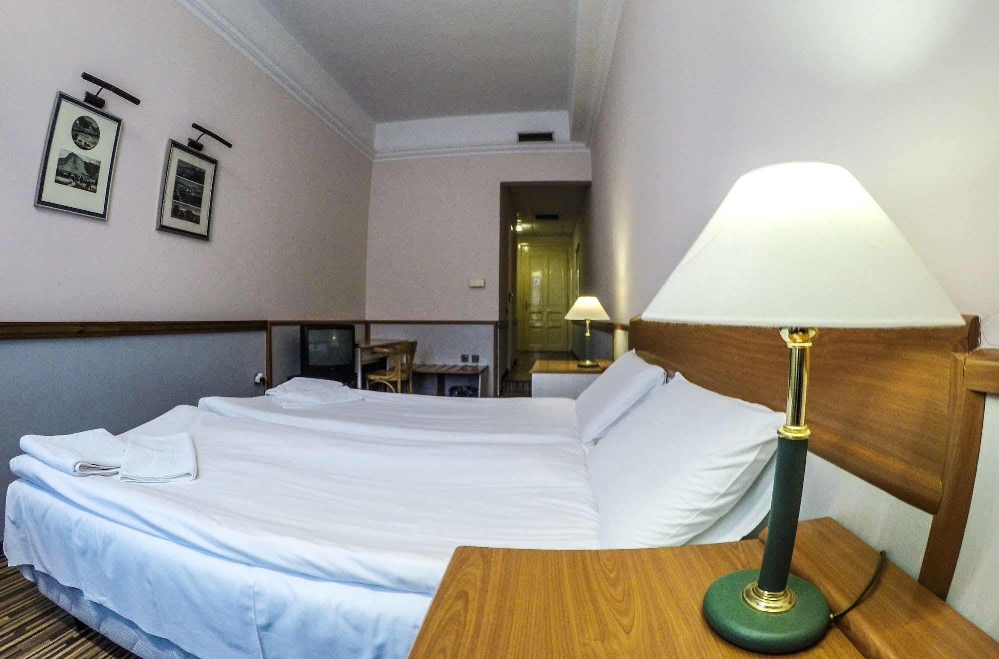 Korona Hotel นีเรกฮาซา ภายนอก รูปภาพ