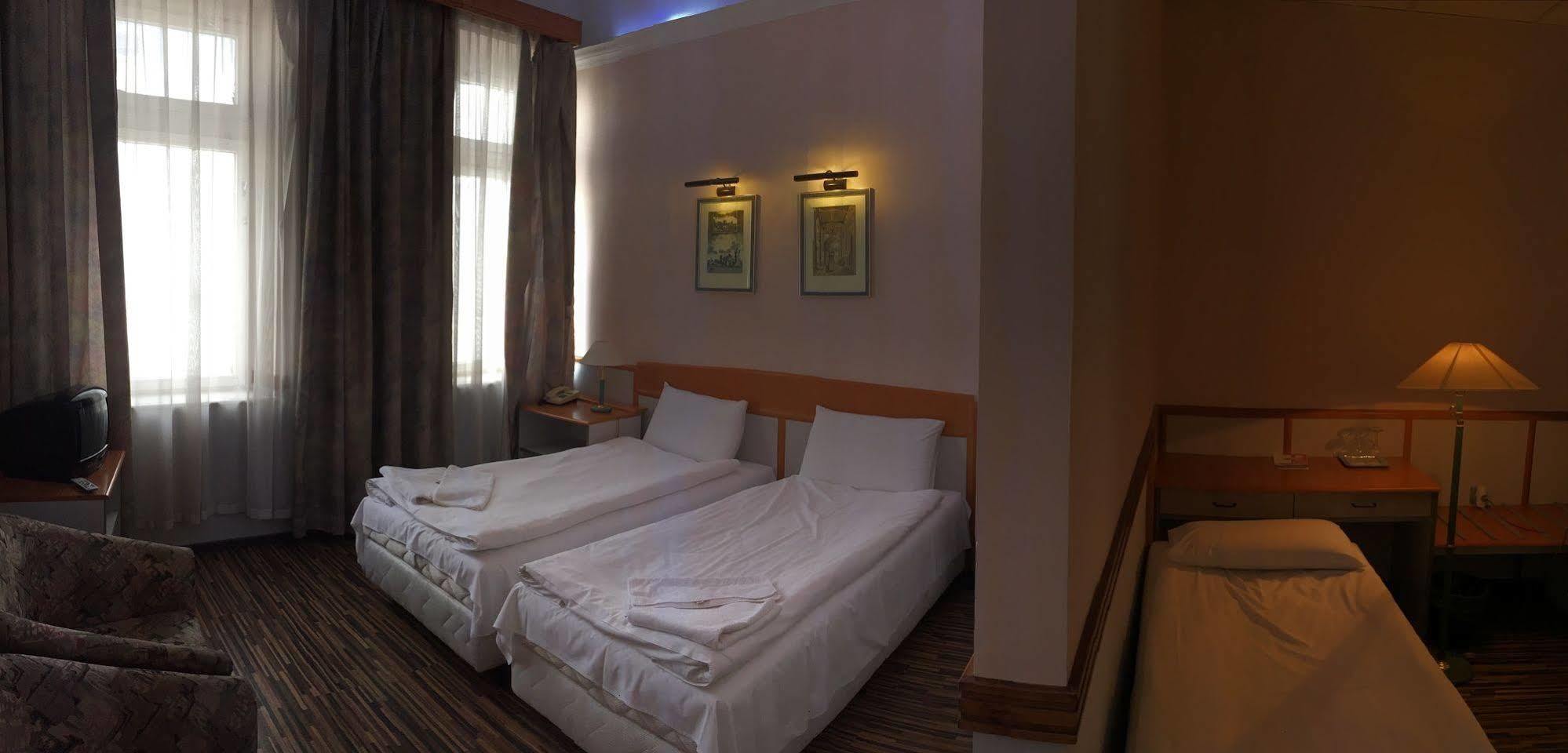 Korona Hotel นีเรกฮาซา ภายนอก รูปภาพ