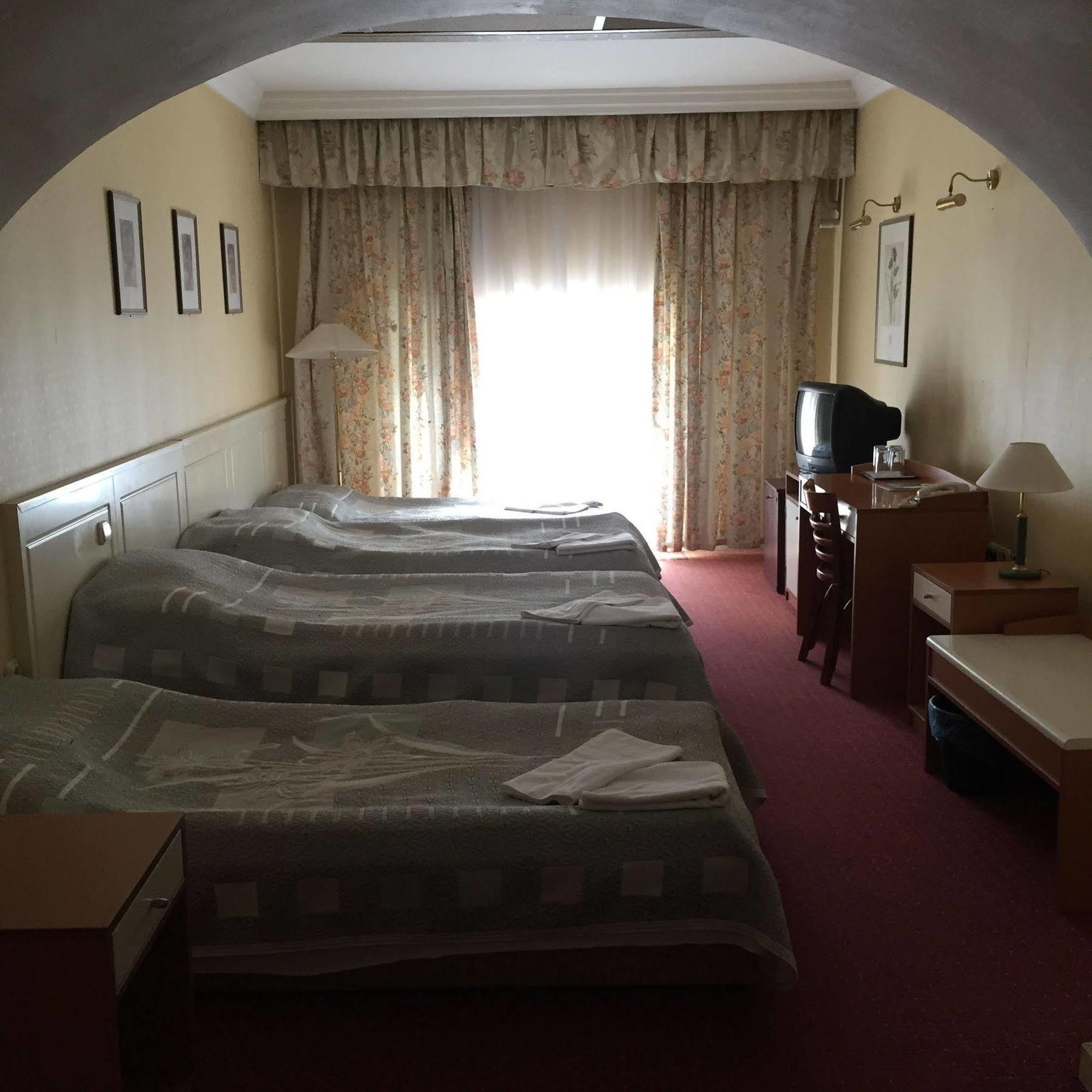 Korona Hotel นีเรกฮาซา ภายนอก รูปภาพ