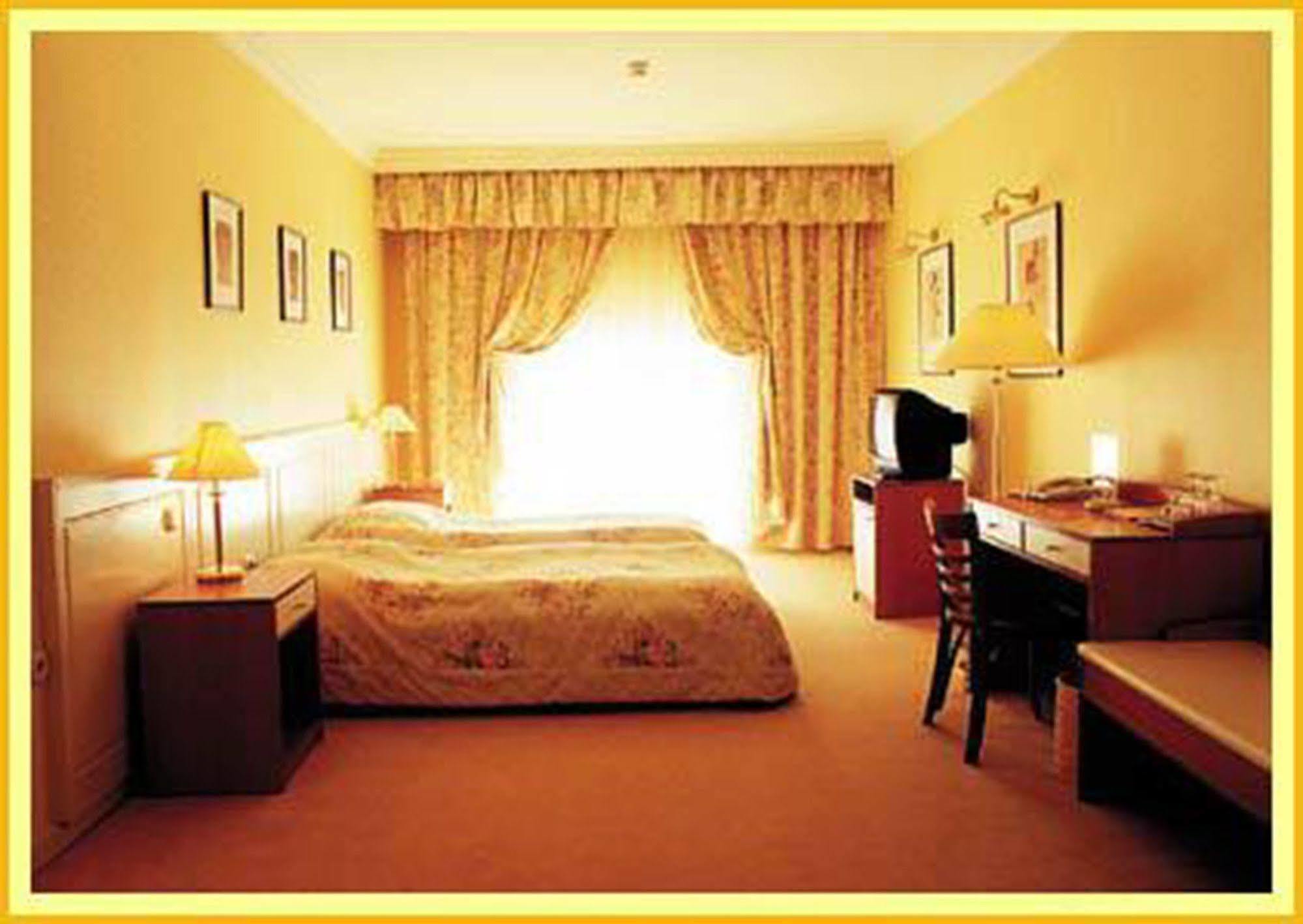 Korona Hotel นีเรกฮาซา ภายนอก รูปภาพ