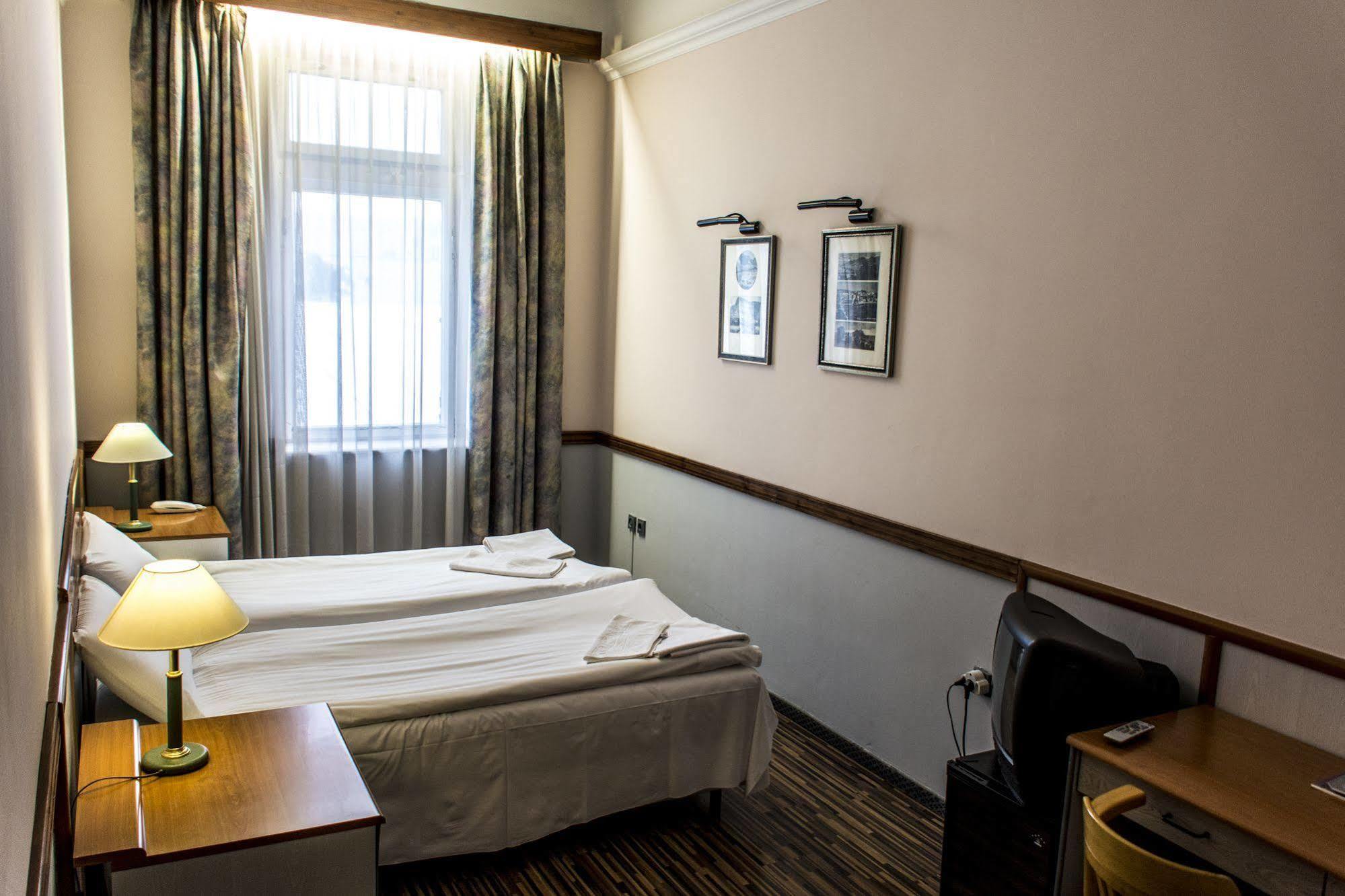 Korona Hotel นีเรกฮาซา ภายนอก รูปภาพ