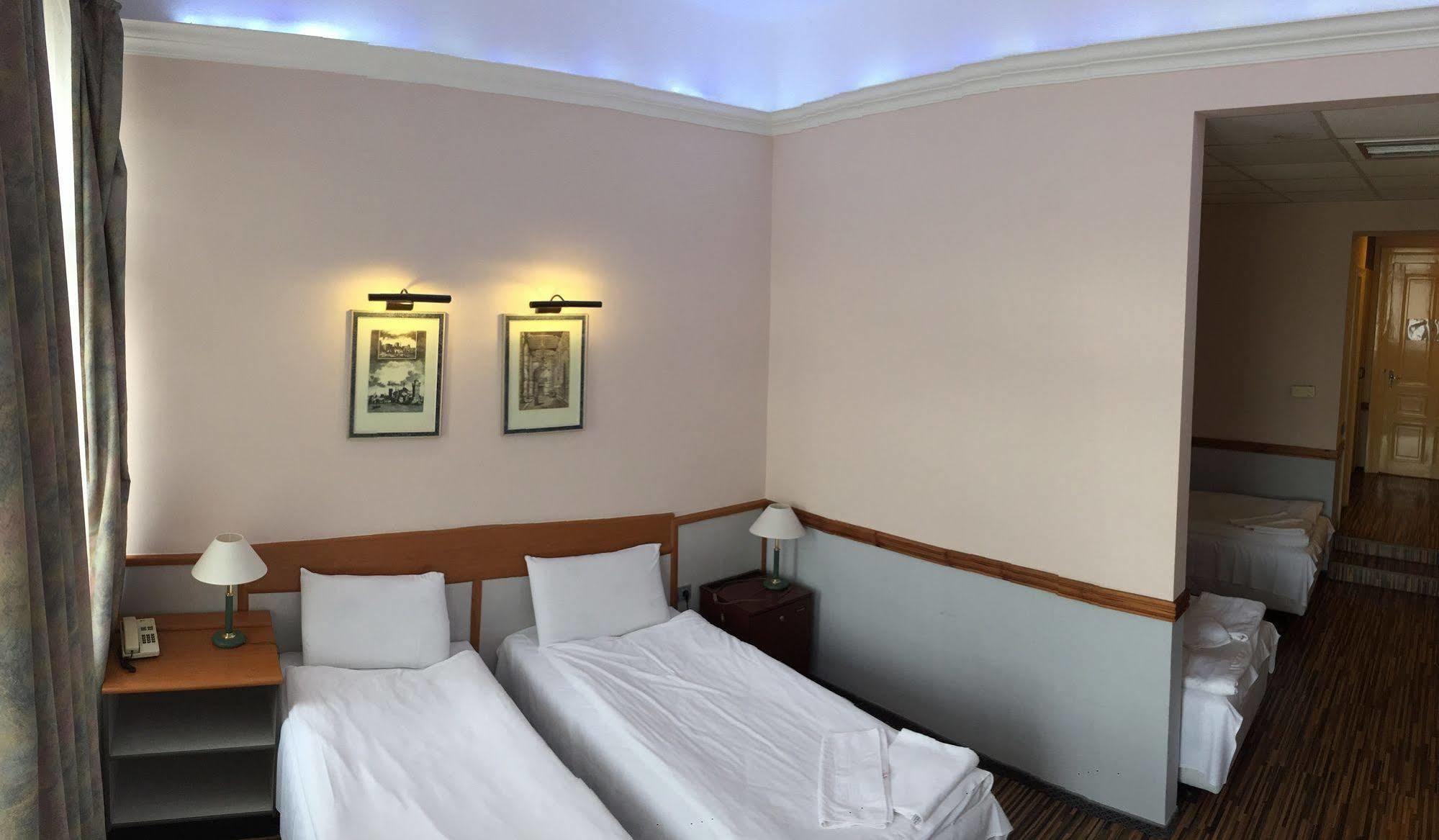 Korona Hotel นีเรกฮาซา ภายนอก รูปภาพ